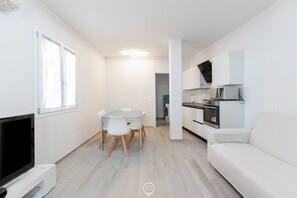 TV - White Magnolia Apartment (Oristano)