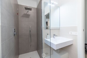 Chuveiro, secador de cabelo, bidê, toalhas de banho