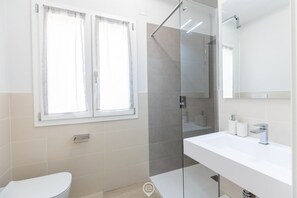 Een douche, een haardroger, een bidet, handdoeken