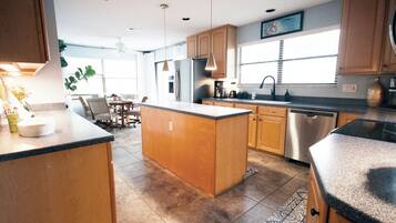 Réfrigérateur, four à micro-ondes, un four, surface de cuisson