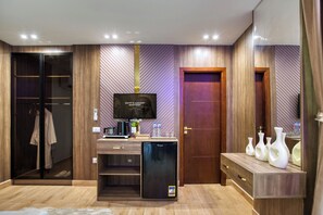 In-room safe, desk, soundproofing, iron/ironing board - Golden Palm Sunrise Inn (Giza)