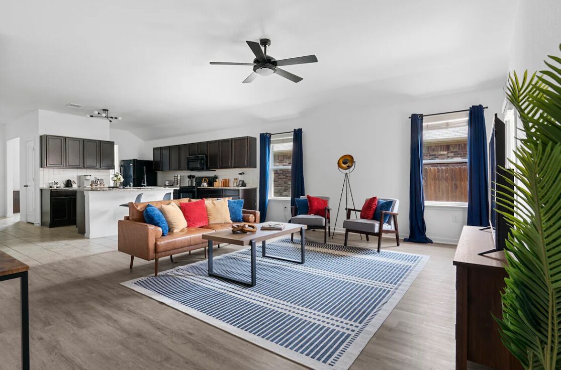 Near Airport and Tesla, King Bed, Workspaces, Fenced Yard, Fast Wi-Fi