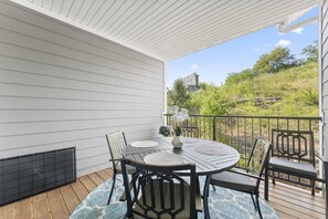 Outdoor dining - Luxury Condo / Pool / Game Room / Grill / Pets (Branson)