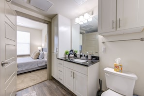 Shower, hair dryer, towels, soap - Modern Corporate Apartment (Conroe)