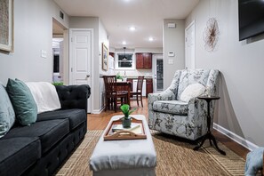 Smart TV - Beautiful Downtown Getaway w/ Fun Outdoor Space (Savannah)