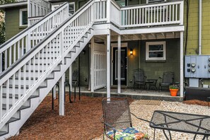 Terrace/patio - Beautiful Downtown Getaway w/ Fun Outdoor Space (Savannah)