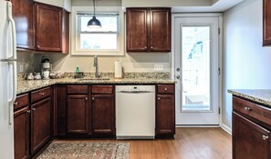 Fridge, microwave, oven, stovetop - Beautiful Downtown Getaway w/ Fun Outdoor Space (Savannah)