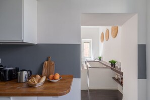 Kjøleskap, ovn, kokeplater og oppvaskmaskin