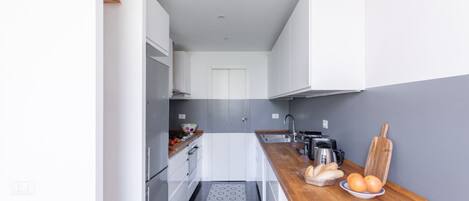 Fridge, oven, stovetop, dishwasher