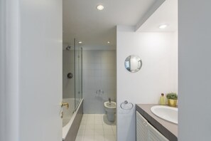 Regadera, secadora de cabello, bidet 