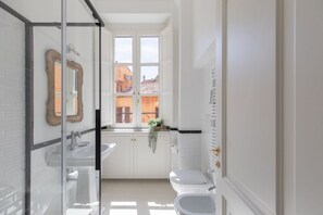 Shower, hair dryer, bidet, towels - iFlat | Campo de' Fiori Brand New & Bright apt (Roma)