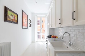 Frigorífico, horno, placa de cocina y lavavajillas