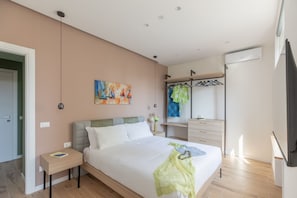2 bedrooms, desk, iron/ironing board, WiFi