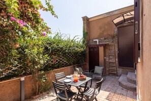 Outdoor dining - iFlat | Saint Peter Green Chic Brand New Apartment (Roma)