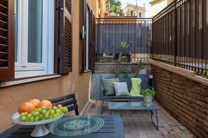 Outdoor dining - iFlat | Saint Peter Green Chic Brand New Apartment (Roma)