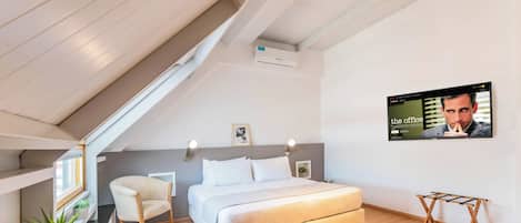 Deluxe Duplex, Pool View | 2 bedrooms, in-room safe, desk, laptop workspace