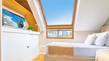 Family Duplex | 2 bedrooms, in-room safe, desk, laptop workspace