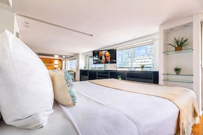 Apartemen Bulan Madu | Brankas, meja kerja, ruang kerja ramah laptop, dan setrika/meja setrika