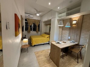 Deluxe Apartment | 1 bedroom, blackout drapes, iron/ironing board, free WiFi - Lindo Studio Copanema Perto do Metrô (Rio de Janeiro)