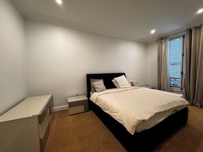 5 bedrooms, iron/ironing board, WiFi, bed sheets