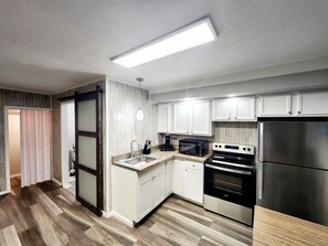 Fridge, microwave, oven, stovetop - Cozy spot near Lake Winnie, studio in Rossville, WiFi, AC and privacy (Rossville)