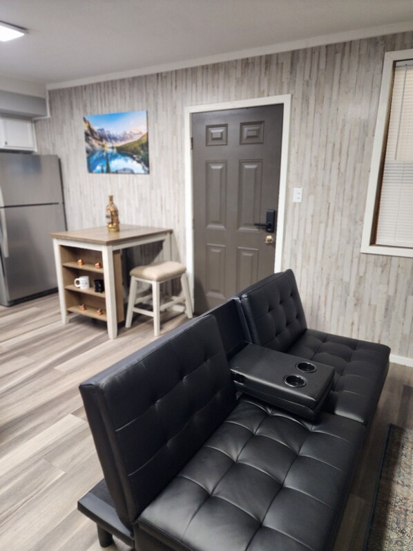 Interior - Cozy spot near Lake Winnie, studio in Rossville, WiFi, AC and privacy (Rossville)