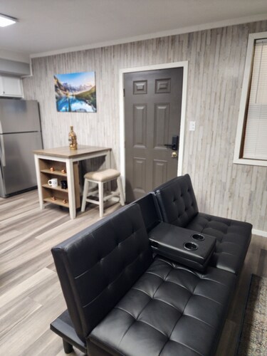 Cozy spot near Lake Winnie, studio in Rossville, WiFi, AC and privacy