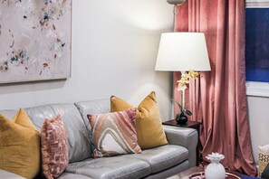 Smart TV - Trendy Downtown Getaway 2 Blocks from Forsyth! (Savannah)