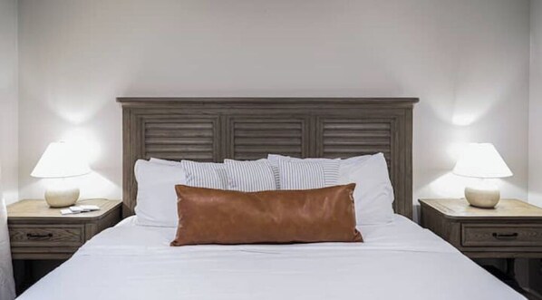 2 bedrooms, iron/ironing board, free WiFi, bed sheets - Trendy Downtown Getaway 2 Blocks from Forsyth! (Savannah)