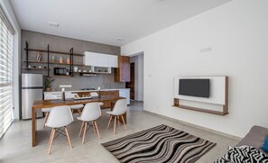 Departamento de lujo, 3 habitaciones, vista al canal | Área de sala de estar | Televisión LED de 42 pulgadas con canales vía satélite 