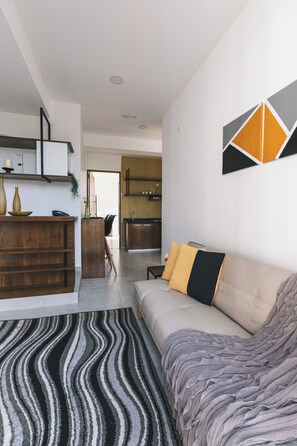 Departamento de lujo, 2 habitaciones, vista al canal | Área de sala de estar | Televisión LED de 42 pulgadas con canales vía satélite 