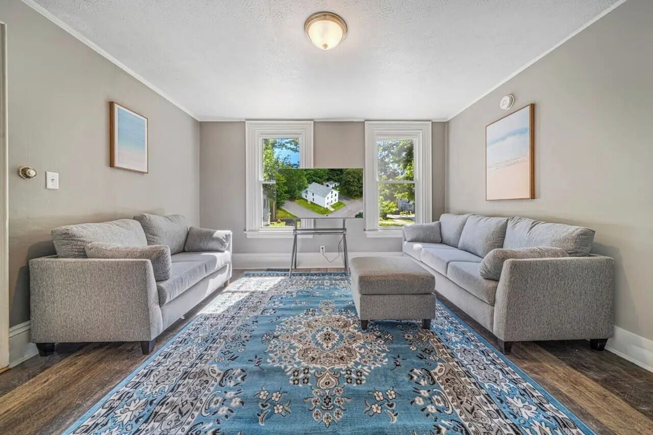 Charming 2bedroom apartment with WiFi and fitness room in heart of downtown Saco