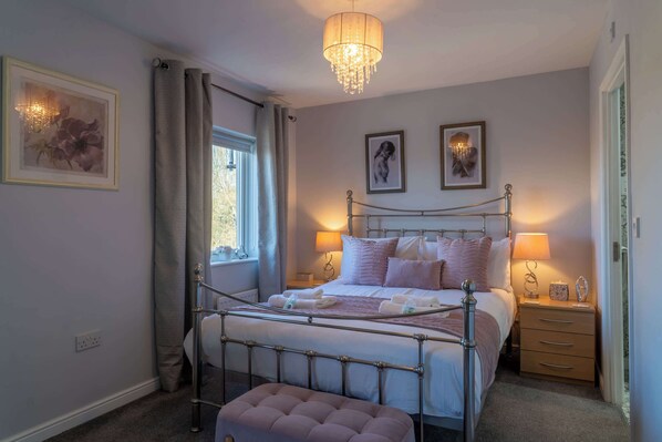 4 bedrooms, iron/ironing board, WiFi, bed sheets