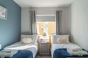 4 bedrooms, iron/ironing board, WiFi, bed sheets