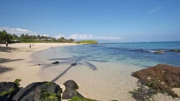 靠近海滩、沙滩椅、沙滩毛巾