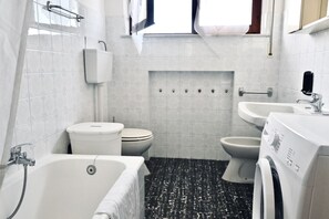 Bidet, towels - RM05 - Senigallia, three-room apartment facing the sea (Senigallia)
