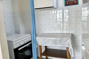 Een koelkast, een oven