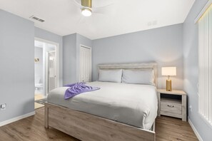 5 bedrooms - Family Oasis: 5-Bedroom Home & Pool, King Bed (Davenport)