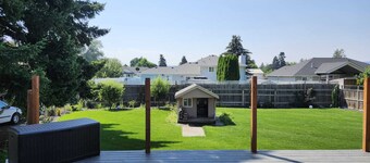 Spacious 4-bedroom house with WiFi and AC in charming Spokane Valley