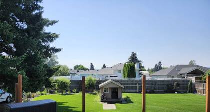 Spacious 4-bedroom house with WiFi and AC in charming Spokane Valley