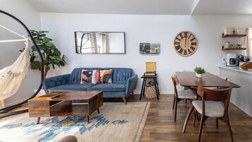 Téléviseur connecté, livres, bureau