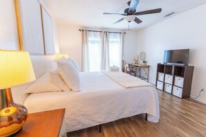 2 soverom, skrivebord, strykejern/-brett og wi-fi (inkludert)