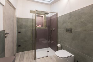 Douche, sèche-cheveux, bidet, serviettes fournies