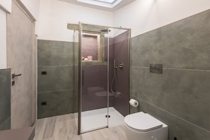 Doccia, asciugacapelli, bidet, asciugamani