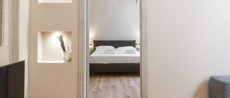 1 dormitorio, tabla de planchar con plancha, wifi y ropa de cama