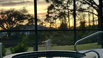 Tina de hidromasaje al aire libre