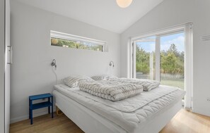 4 bedrooms, iron/ironing board, travel crib, free WiFi