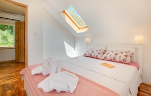 2 bedrooms, iron/ironing board, travel cot, free WiFi - Cozy home in Koranski Brijeg with sauna (Koranski Brijeg)