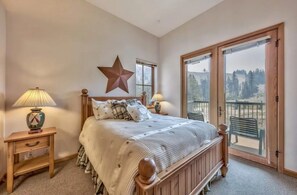 2 dormitorios, tabla de planchar con plancha, cuna de viaje