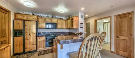 Een koelkast, een magnetron, een oven, een kookplaat